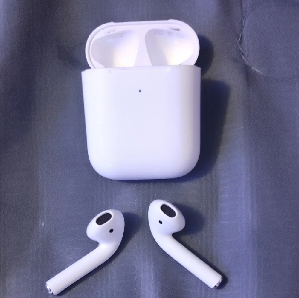 Apple 2nd Generation White Wireless Earbuds with Charging Case